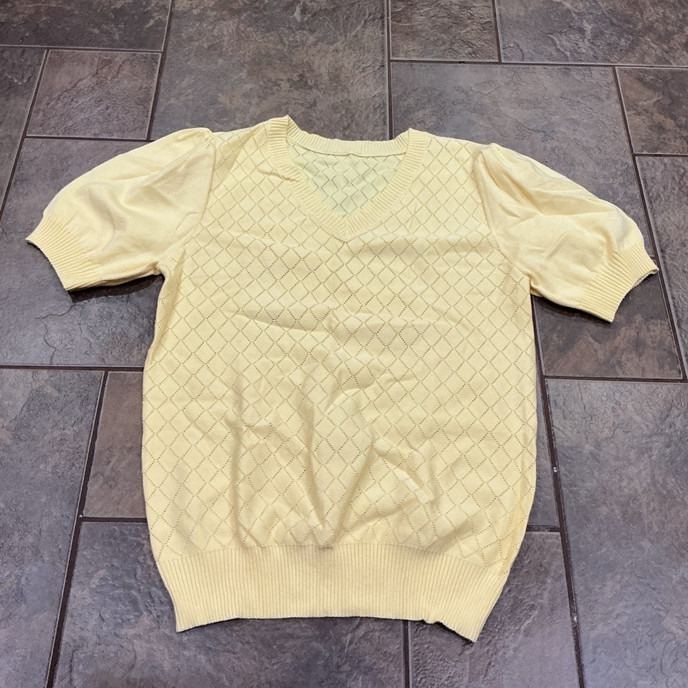 💰Make an offer, bundle and save💰 Yellow Puff Sleeve Sweater